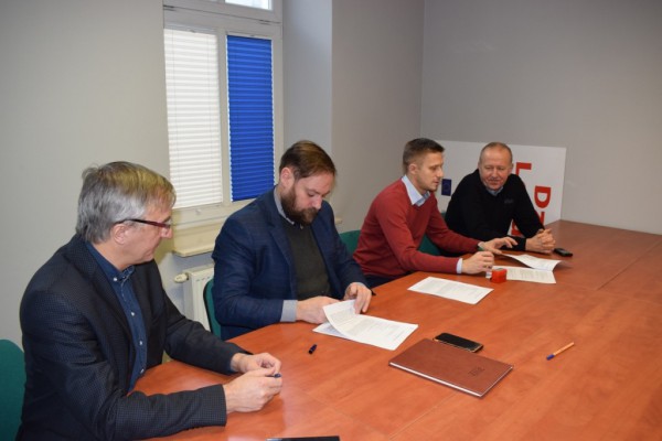 Wstęga Kociewia - Pierwsze umowy grantowe podpisane! 3 podpisywanie_dokumentow